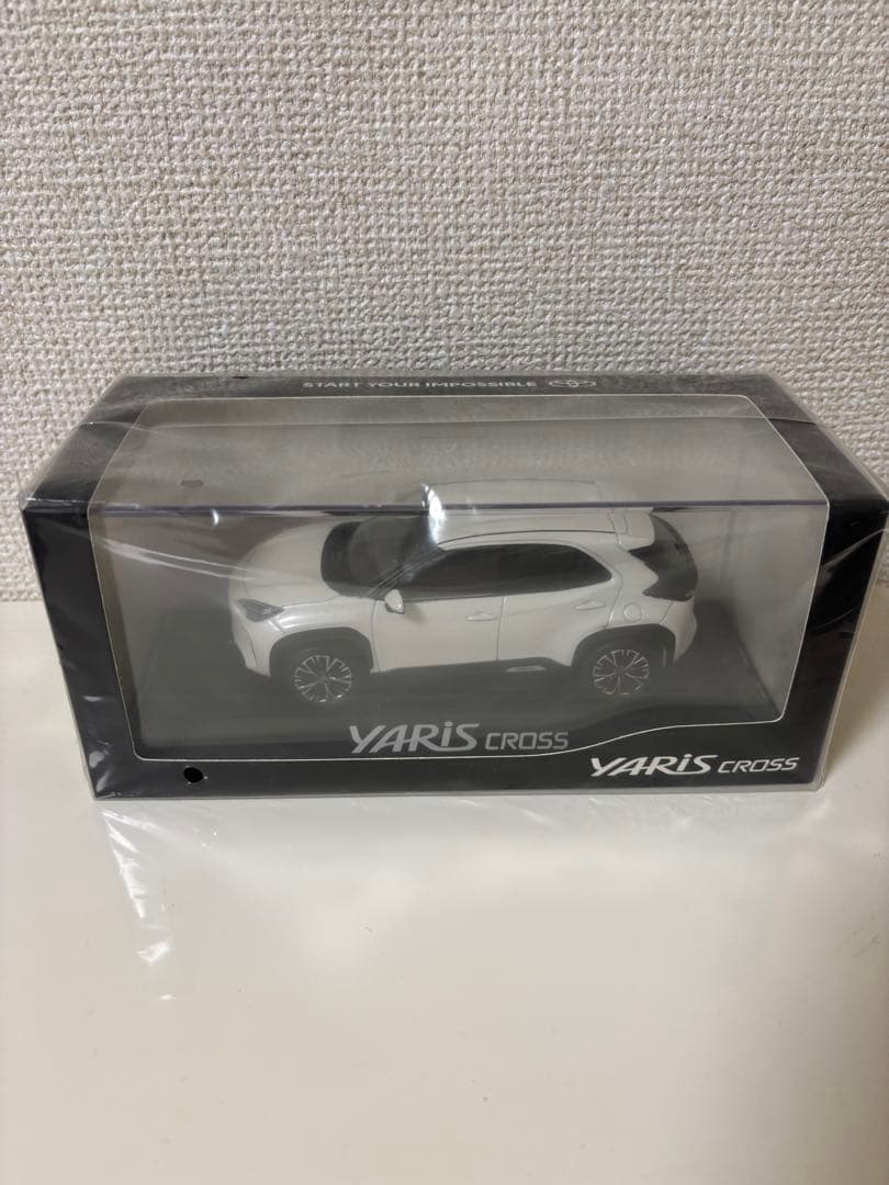 YARIS CROSS ホワイト 1/30ミニカーダイキャスト