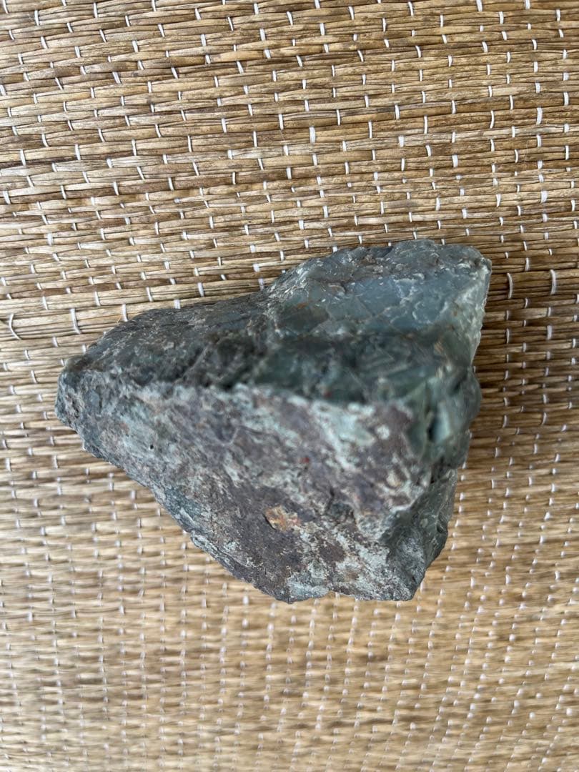 グレーの滑らかな鉱石 不規則な形状