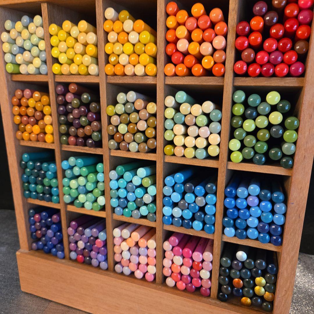 色鉛筆セット（500色）木製収納ラックに入れて