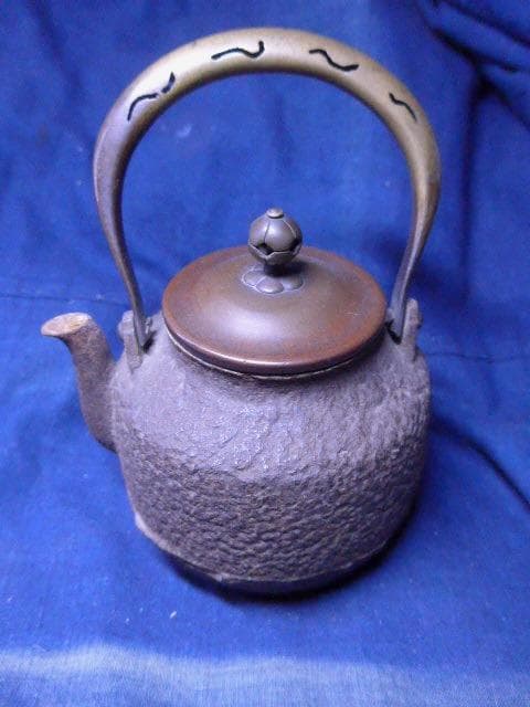 鉄製テクスチャー仕上げの鉄瓶