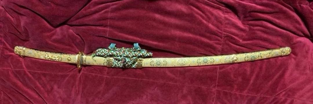 超稀少逸品 模造刀 飾太刀拵風 錦布包 鍍金の長覆輪（金覆輪）黄金造太刀 実物大