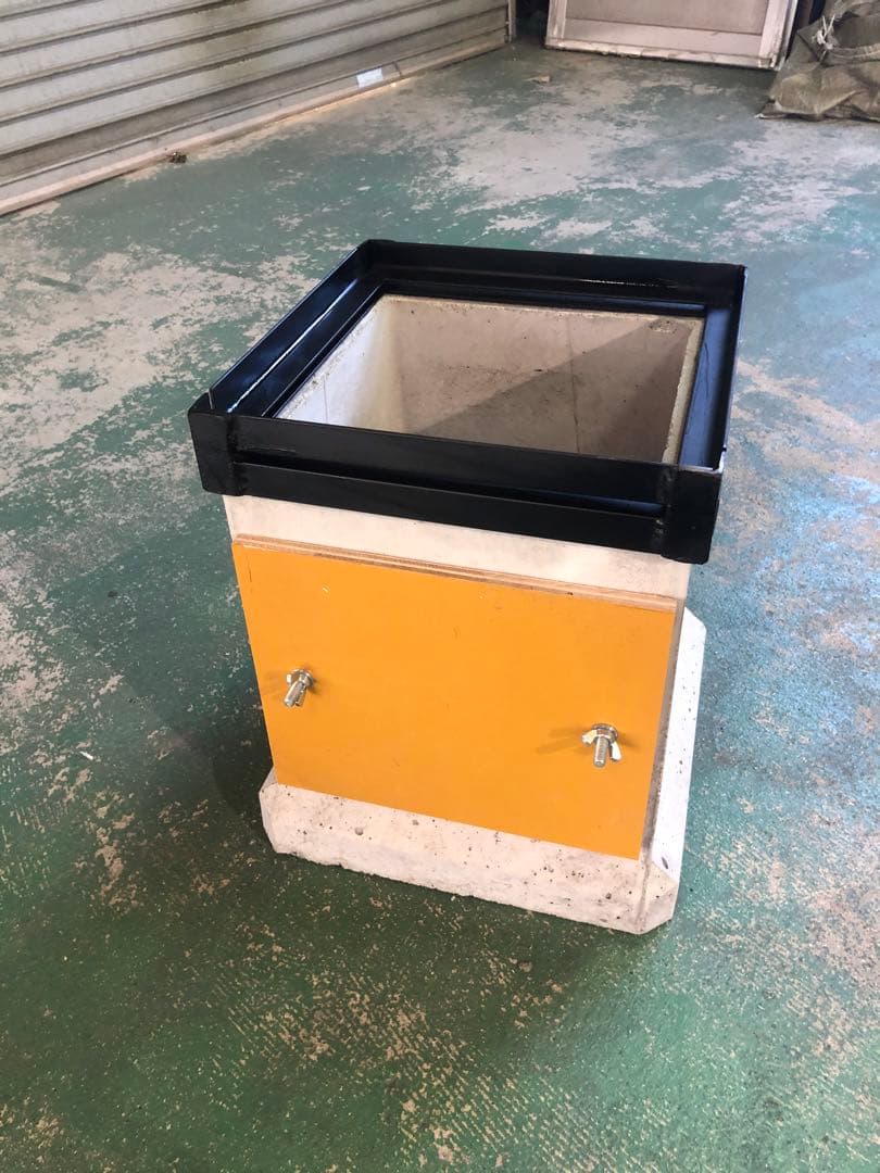 日本蜜蜂 コンクリート製巣箱台 メッシュ蓋付属