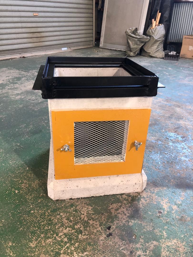 日本蜜蜂 コンクリート製巣箱台 メッシュ蓋付属