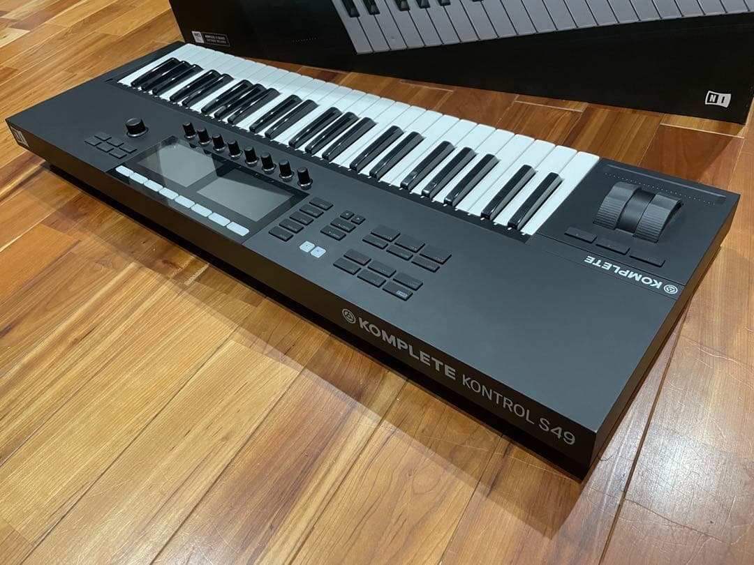 ①KOMPLETE KONTROL S49 MK2 ライセンス有