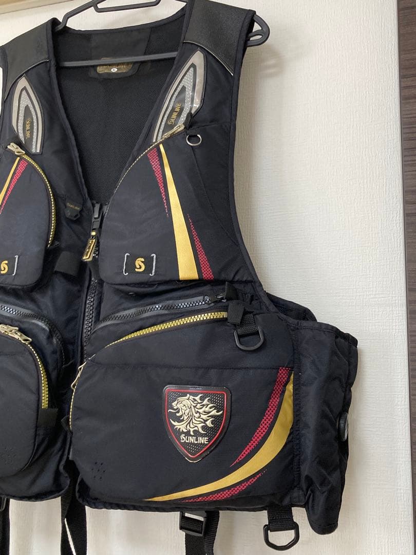 美品　サンライン　フローティングベスト　がまかつ釣武者ゴアテックスレインスーツ