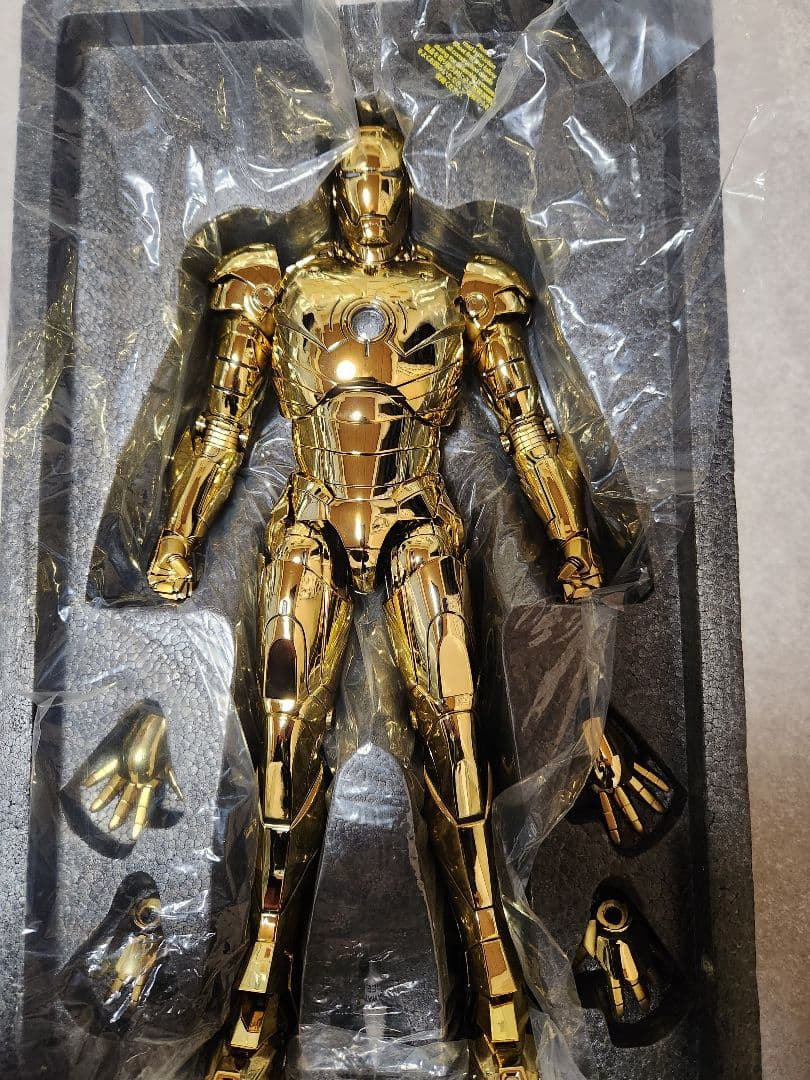 『アイアンマン』1/6フィギュア　アイアンマン・マーク3（ゴールドカラー）