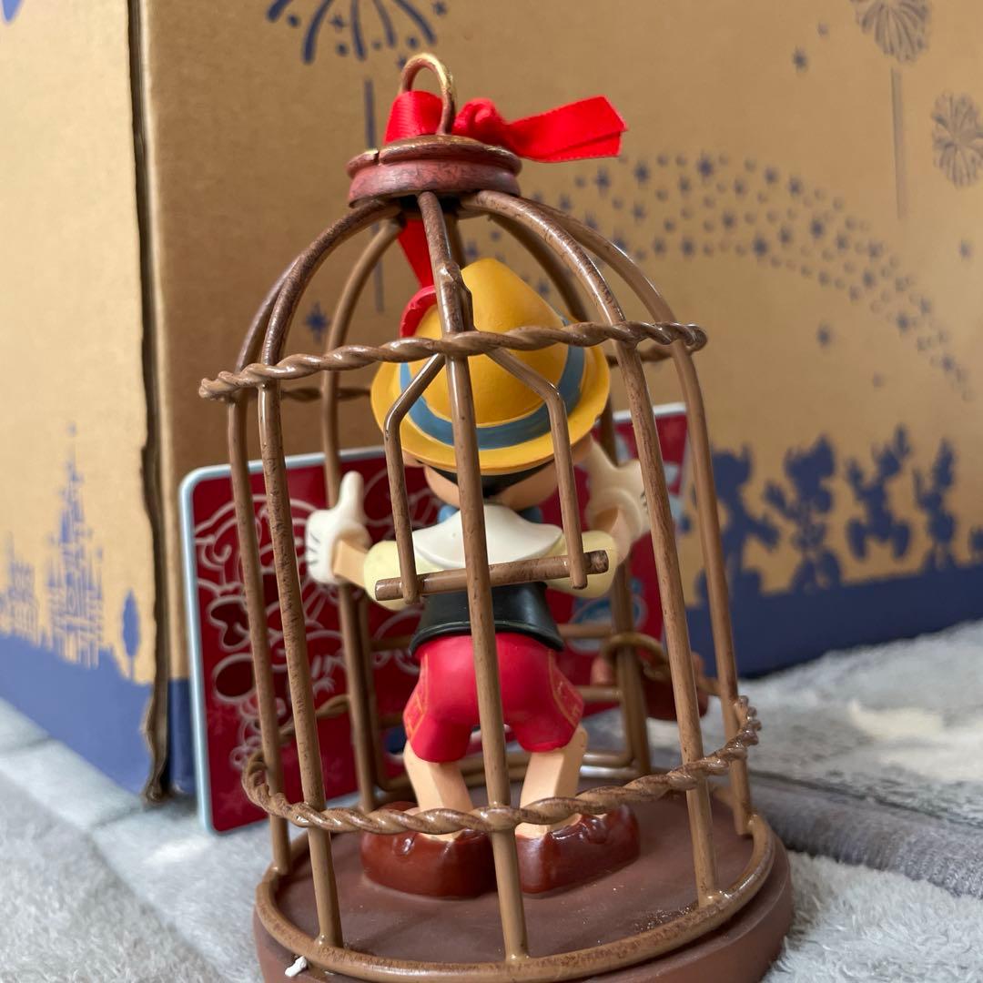 ディズニー　オーナメント　フィギュア　ピノキオ　ストロンボリ劇場　鳥かご　南京錠