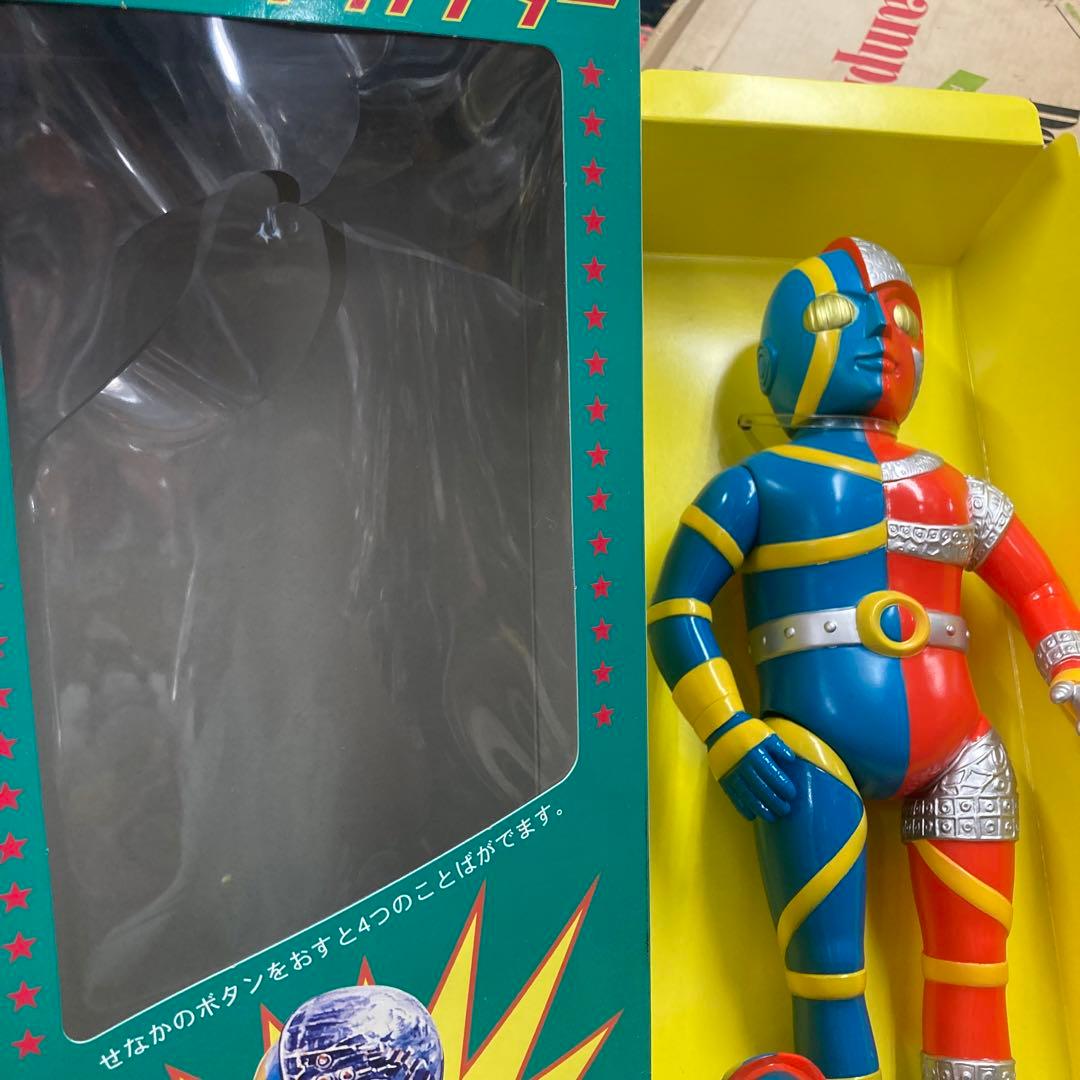 1970年代に発売されたトーキングキカイダーの完全復刻版です！45cmのソフビ製