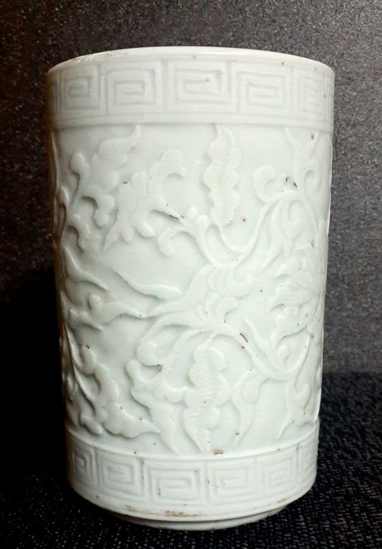 李氏朝鮮時代　韓国古美術　李朝古陶磁器　李朝白磁　陽刻浮彫　牡丹に唐草文様　筆筒