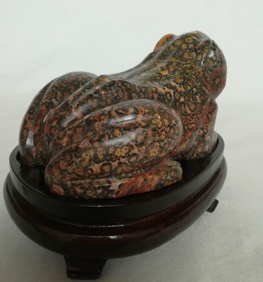 天然石　置物　カエル　蛙　台座付き
