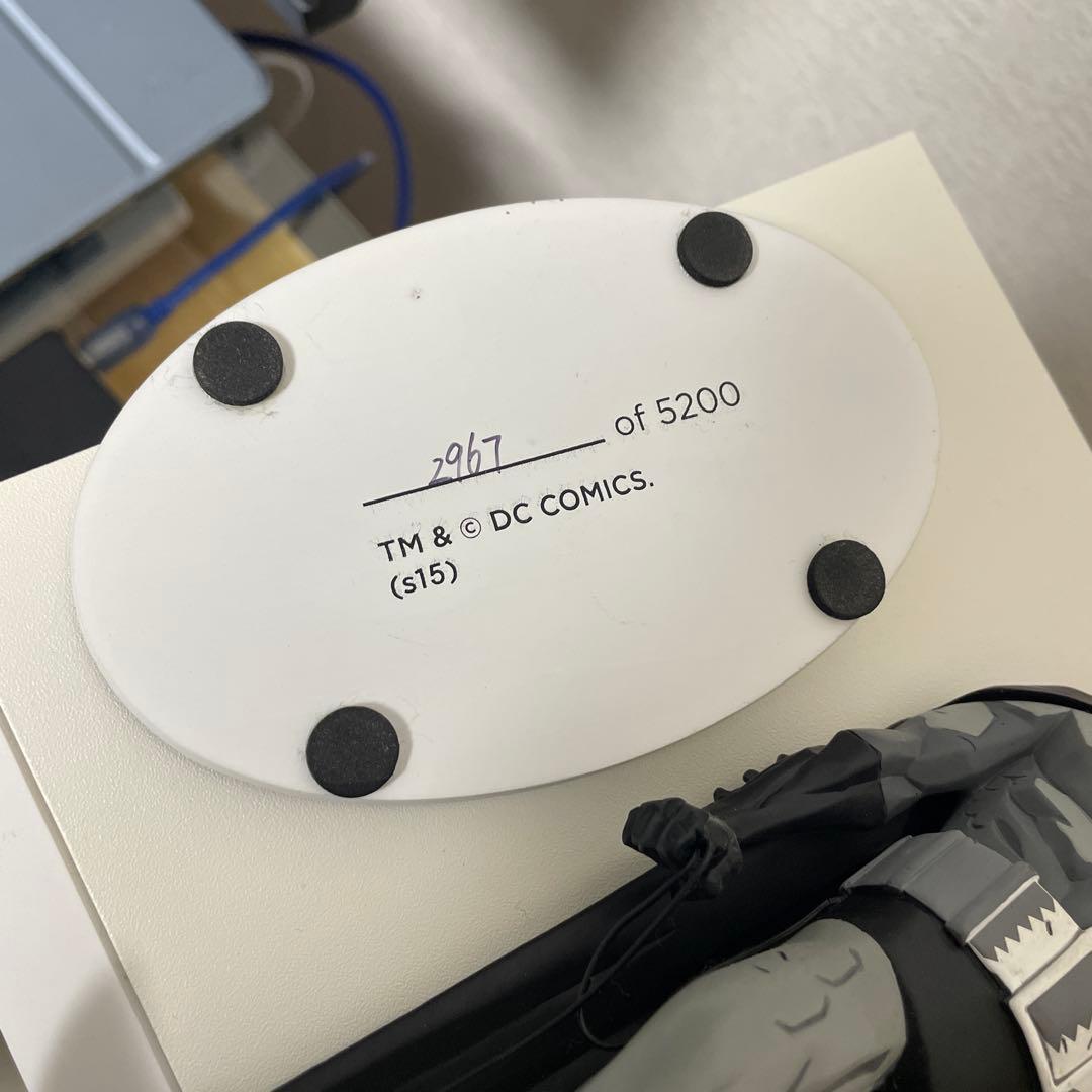 ＤＣバットマン ブラック＆ホワイト フィギュア マイク・ミニョーラ スタチュー