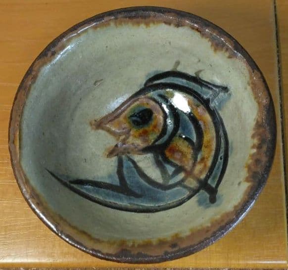 人間国宝 金城次郎 壷屋焼ぐい呑(笑魚紋ぐい呑）栞 共箱 壺屋焼 やちむん 美品