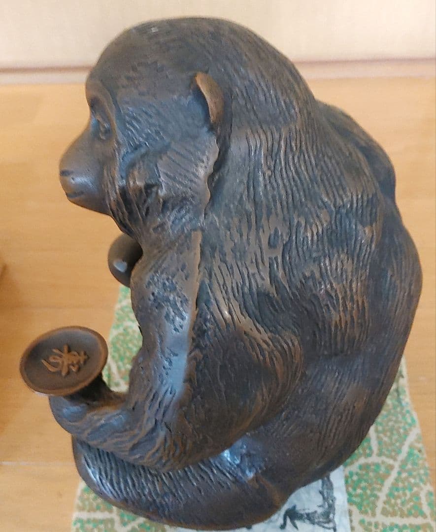 ブロンズ製猿の彫刻