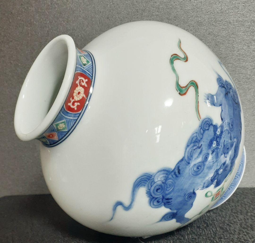 【真作保証❗️】【十二代酒井田柿右衛門】染錦　獅子に七宝文　H.22.4cm花瓶