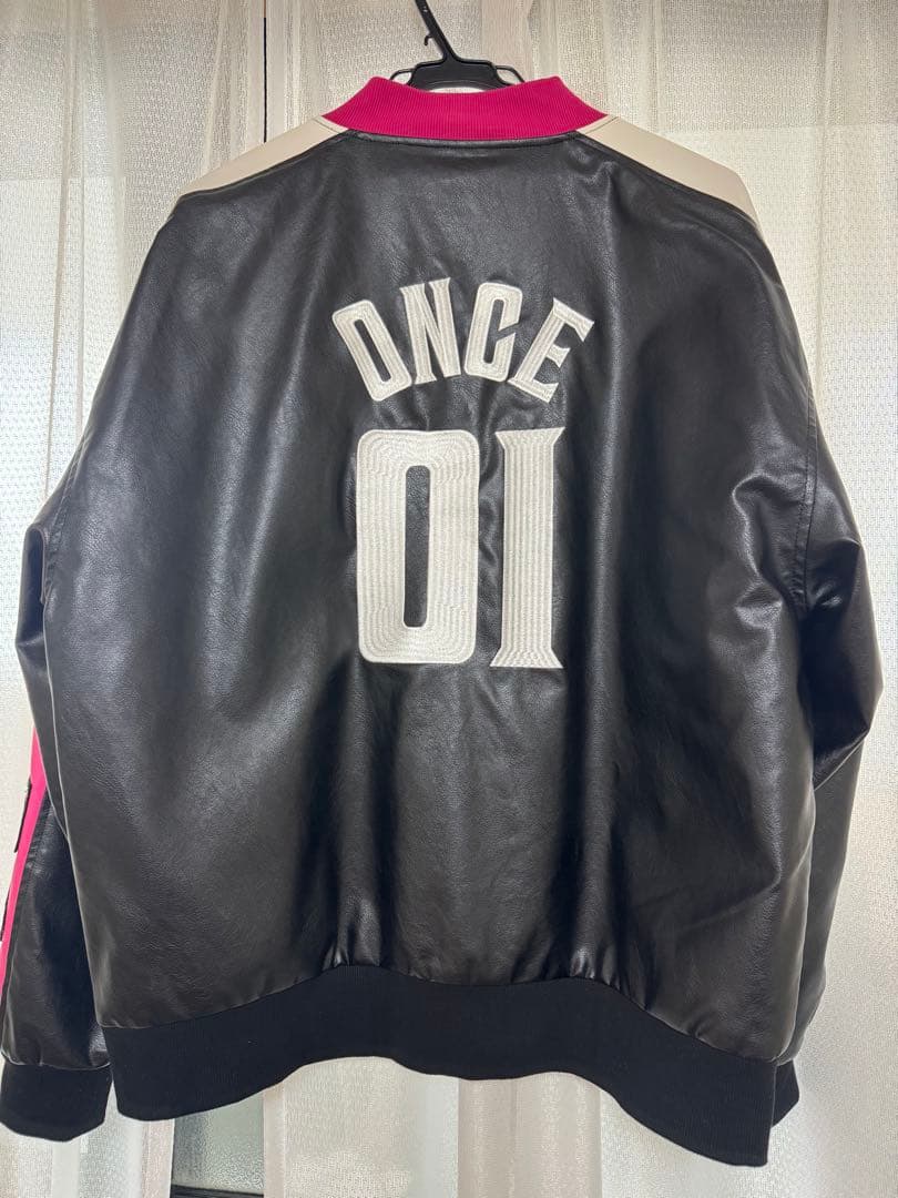 【TWICE】-完売品- READY TO BE スタジャンLサイズ