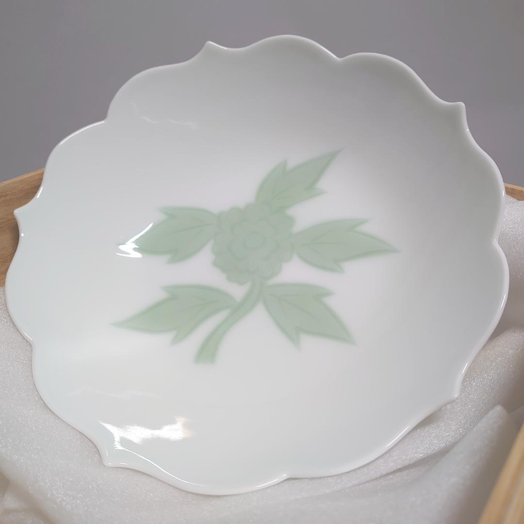 人間国宝 井上萬二／白磁彫／緑釉／牡丹文／菓子鉢／未使用