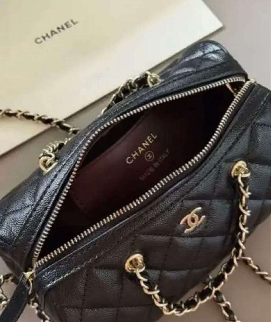 CHANEL ブラック キルティング ミニショルダーバッグ
