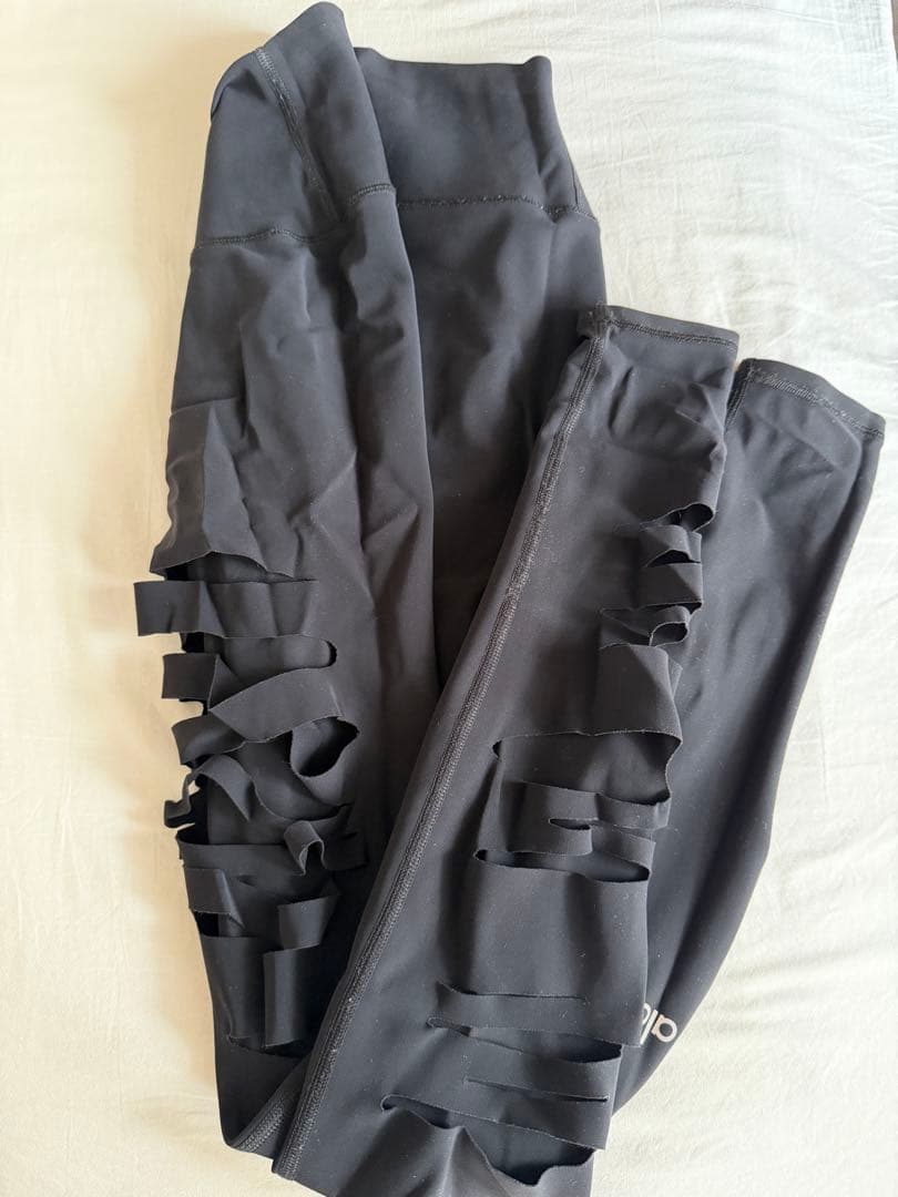 alo yoga XXS ダメージレギンス　日本未入荷