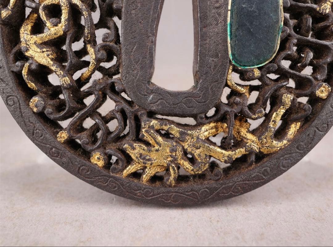 【値下げ】甲種特別貴重 鍔 無銘(南蛮) 雨龍唐草透 鉄地丸形円形地透布目象嵌