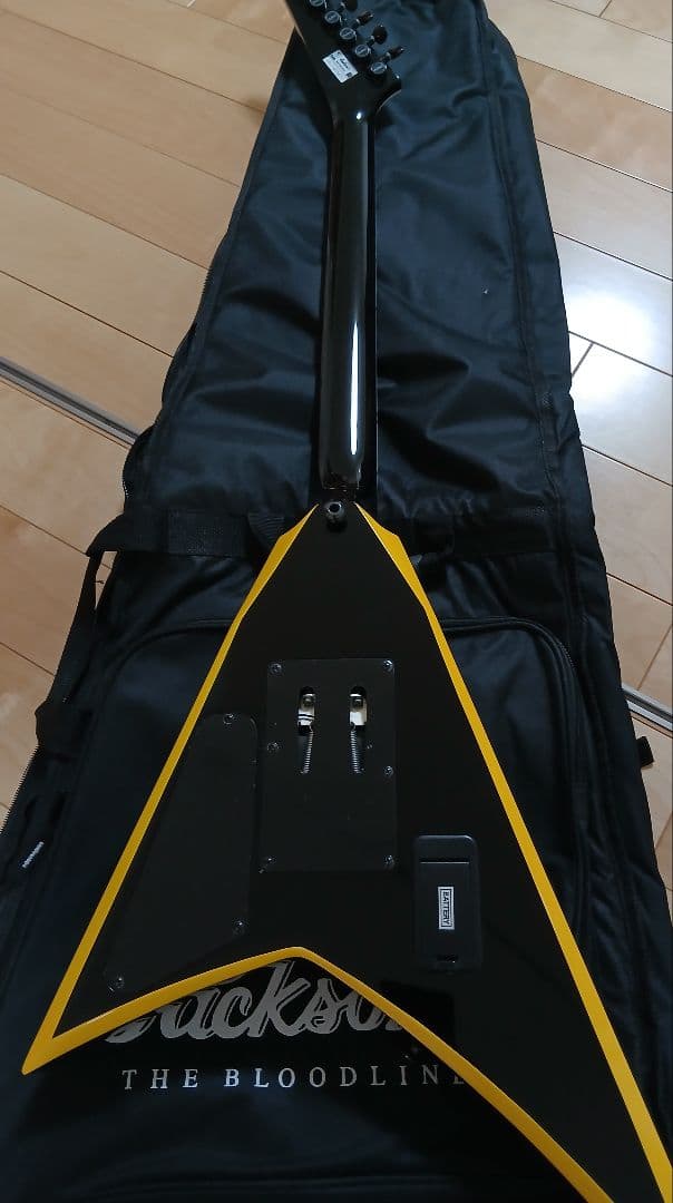 Jackson Rhoads エレキギター ブラック/イエロー