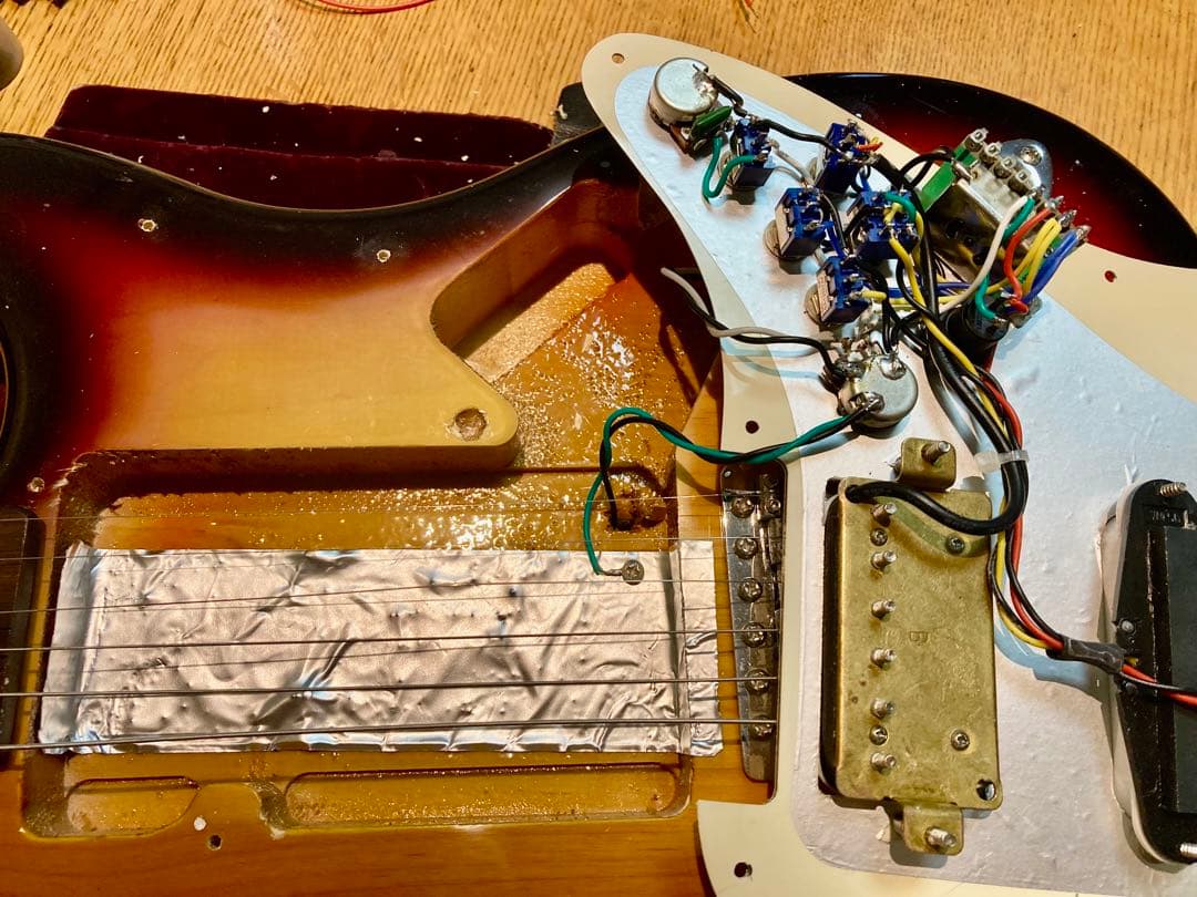 ☆美品　ローノイズで多機能搭載　BUSKERS SSH ST