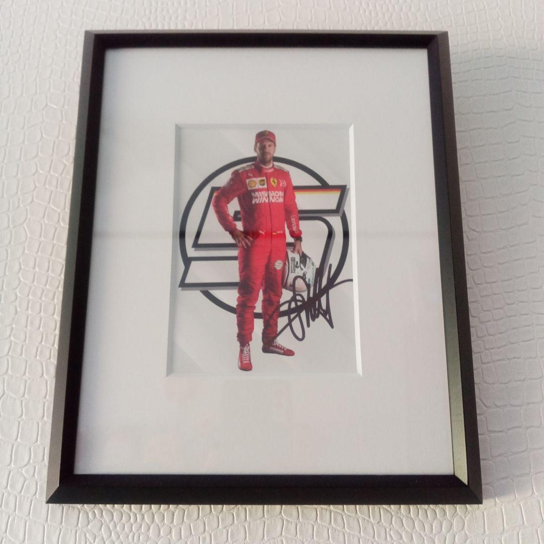 F1フェラーリ.セバスチャンベッテル直筆サイン入ドライバーズカード額装品本物