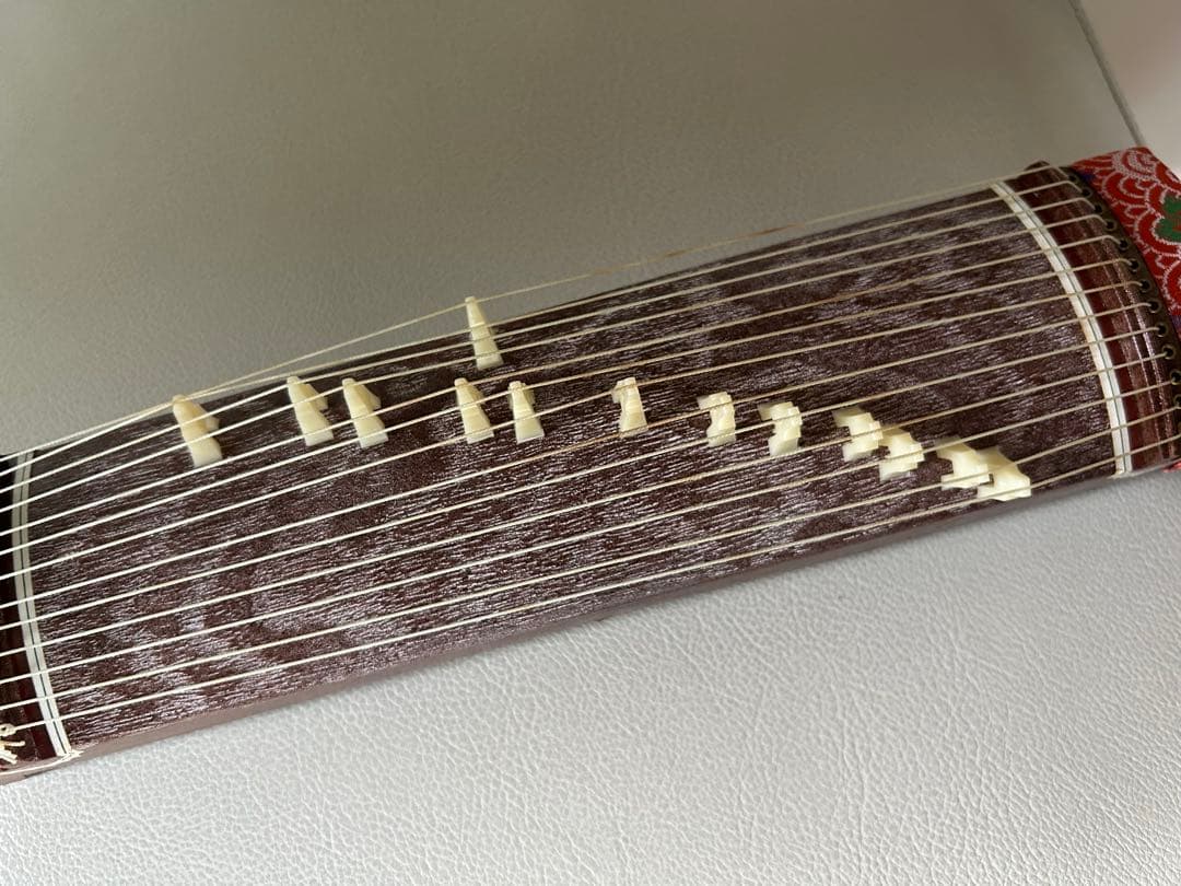 【未使用品】伝統的な13弦琴 ケース付き　ミニ琴　短琴