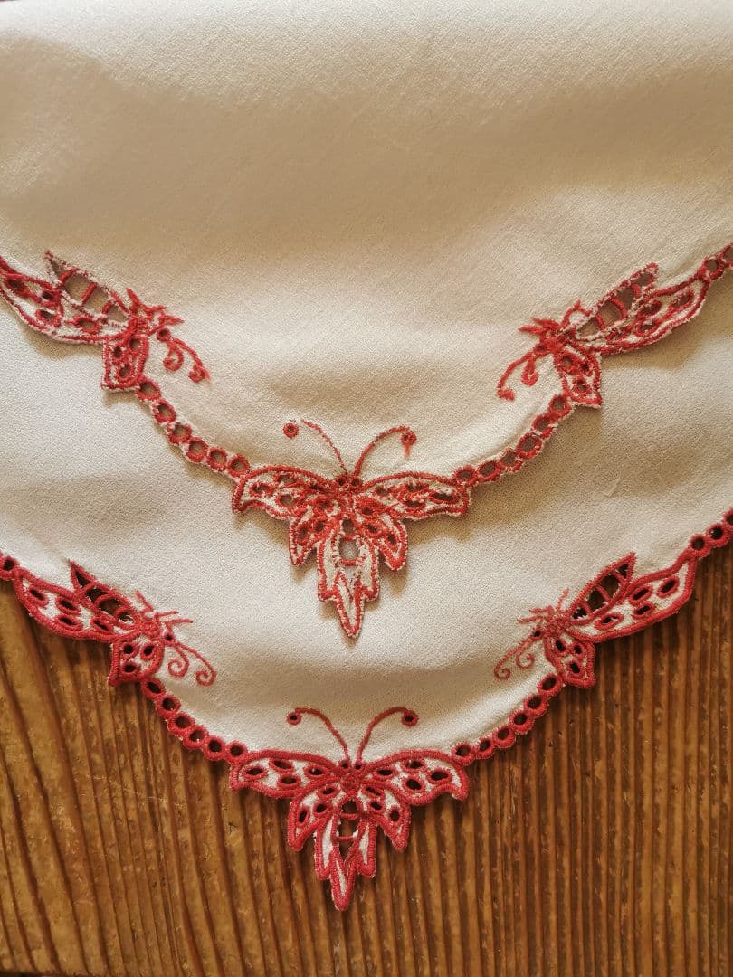 アンティークフランス オープンカットワーク パピヨン∞赤糸刺繍 縮緬風ドイリー