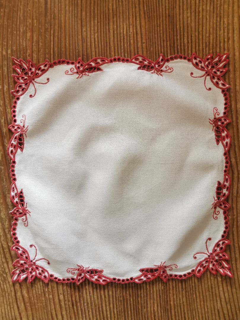 アンティークフランス オープンカットワーク パピヨン∞赤糸刺繍 縮緬風ドイリー