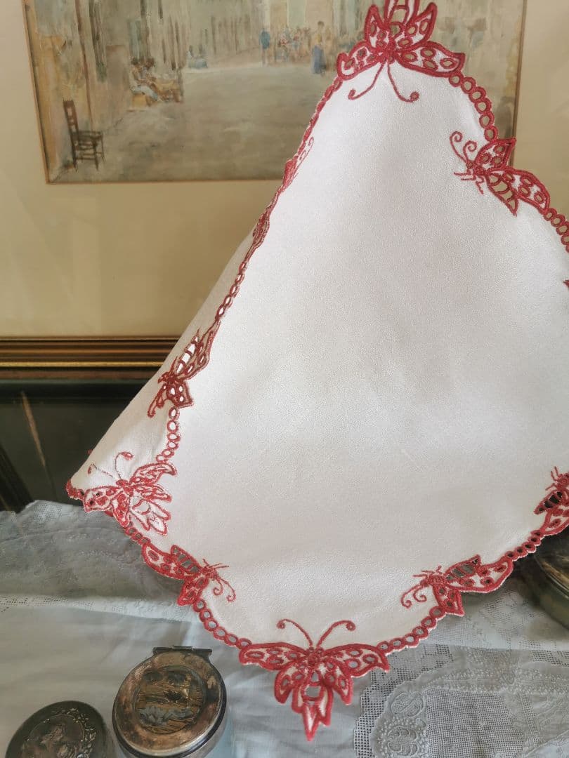 アンティークフランス オープンカットワーク パピヨン∞赤糸刺繍 縮緬風ドイリー
