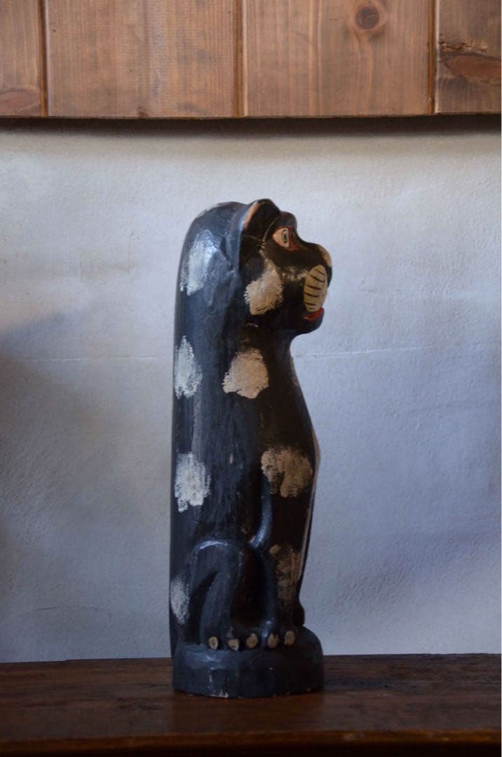 遠くを見る木彫りの猫