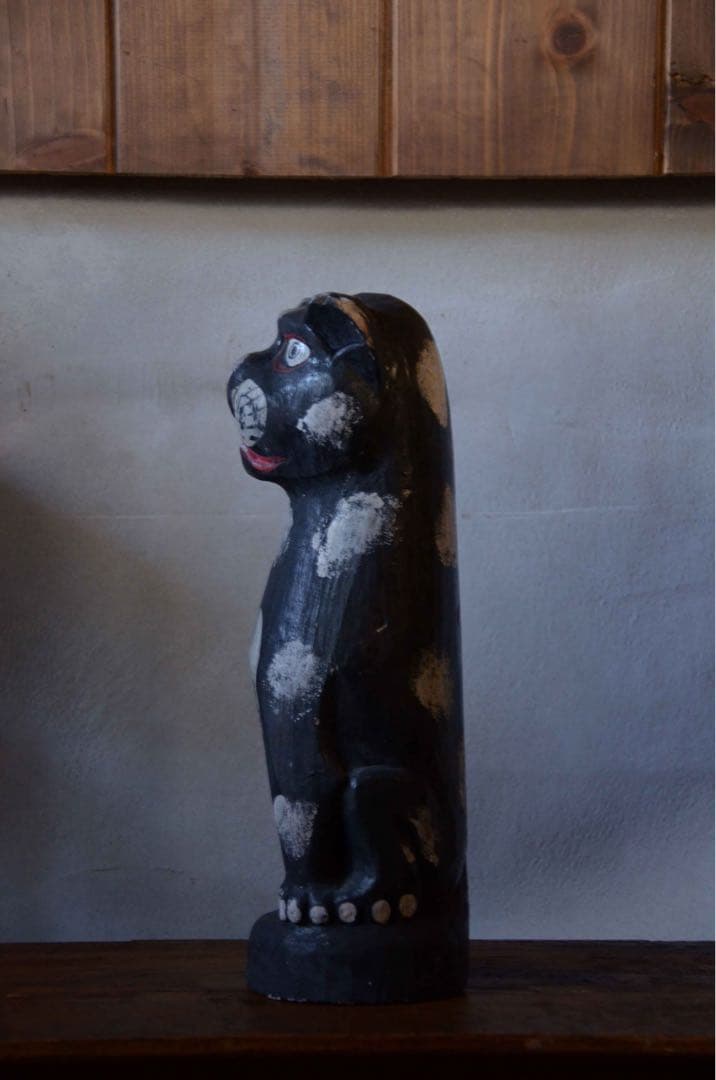 遠くを見る木彫りの猫