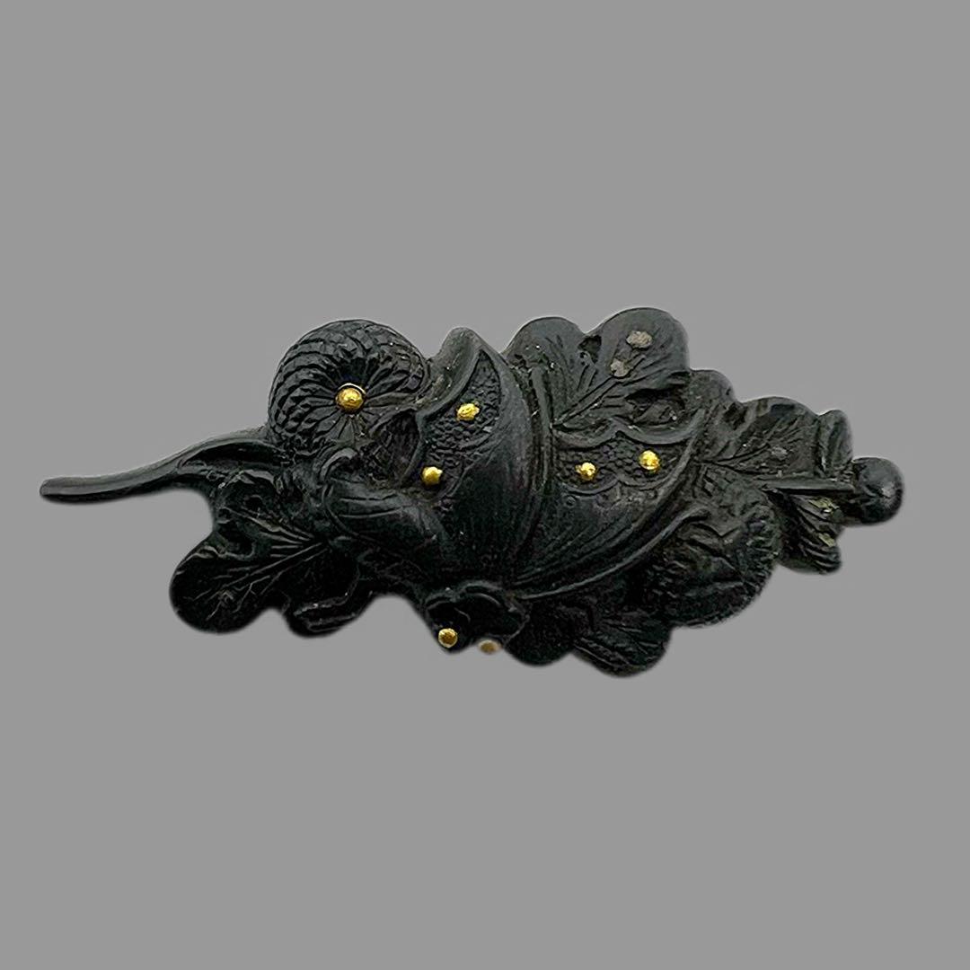 刀装具　赤銅地枝菊に蝶図容彫目貫　古美濃　美濃後藤　古金工　無銘