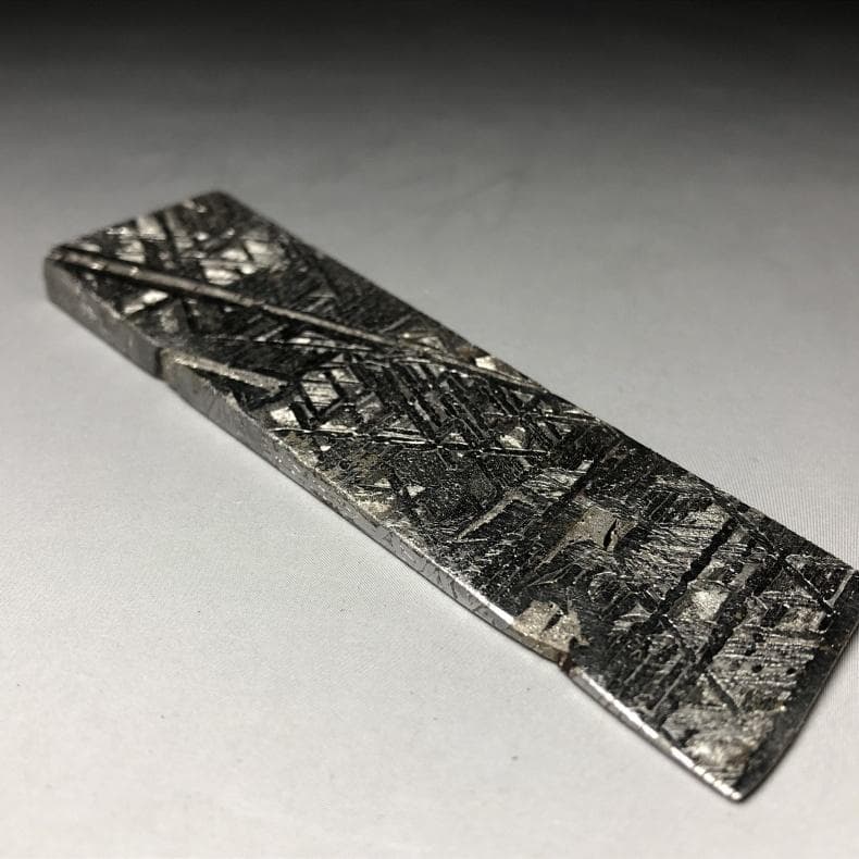 t*i様 隕石　 鉄隕石　アルタイ隕石　ナチュラル原石　重さ約96ｇ　立て付き