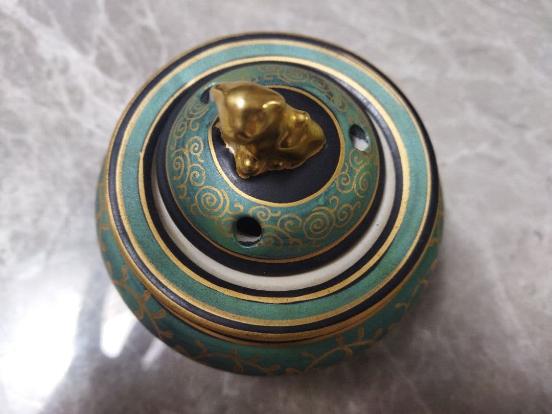 青緑色の香合 犬の彫刻付き