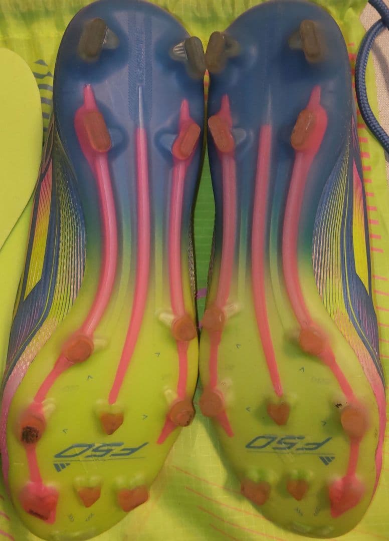 アディダスF50 レースレススパイク　FG 25.5cm