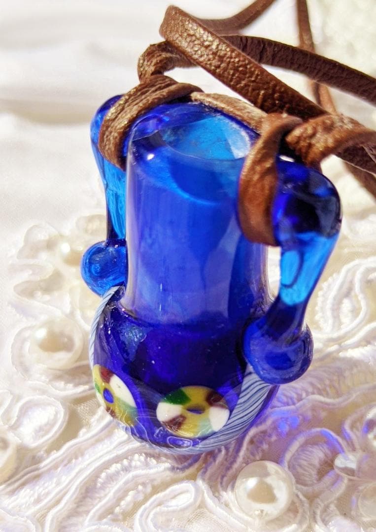 吉田正子トンボ玉（貳拾陸）　「瓶型」皮ひもネックレス　ガラス玉に込めた日本画