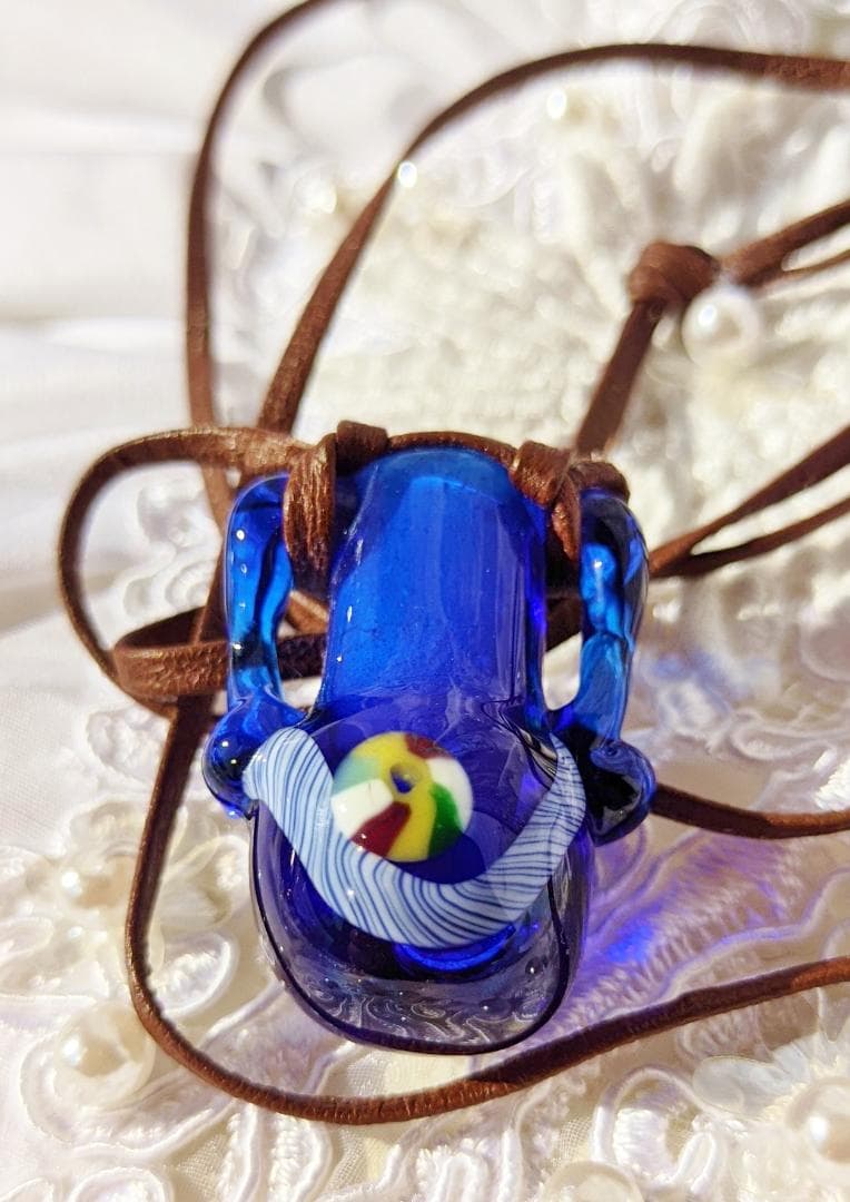 吉田正子トンボ玉（貳拾陸）　「瓶型」皮ひもネックレス　ガラス玉に込めた日本画