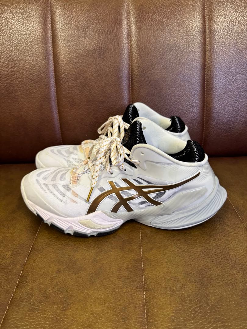 ASICS メタライズバレーボールシューズ ホワイト/ゴールド 27.0cm