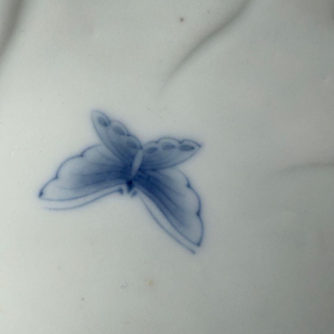 後期鍋島　染付蝶文牡丹形皿　1830-1870　「将軍家への献上鍋島」　同手掲載