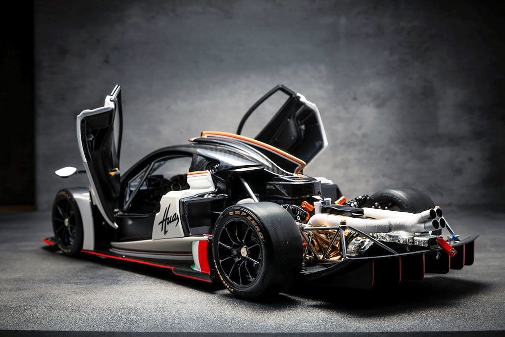 LCDMODELS　1/18　パガーニ　ウアイラR