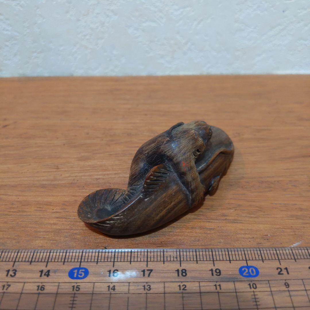 時代提物 縁起物根付 木彫 在銘【大鯰を押さえつける猿】長約7.2cm 重29ｇ