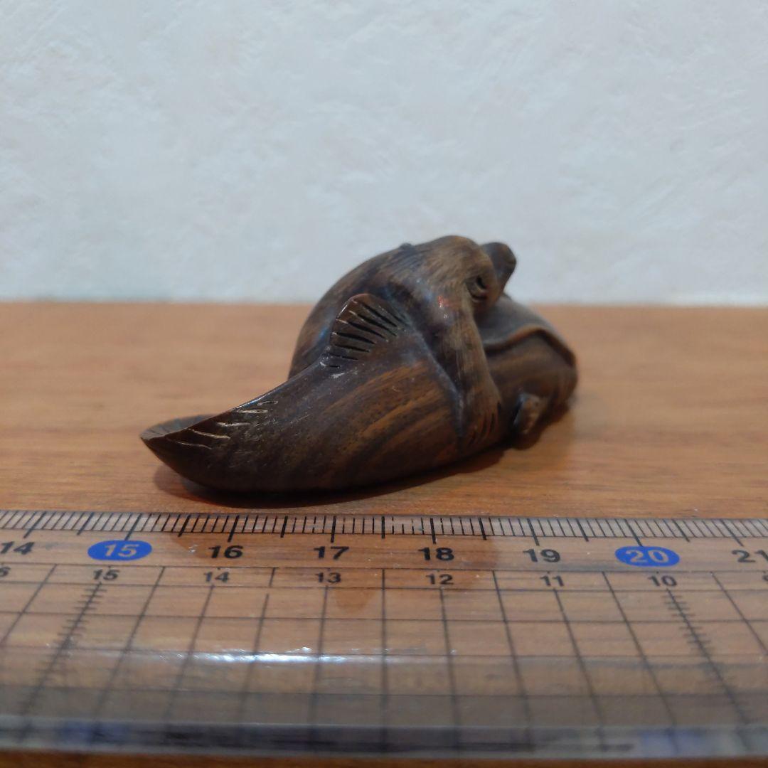 時代提物 縁起物根付 木彫 在銘【大鯰を押さえつける猿】長約7.2cm 重29ｇ