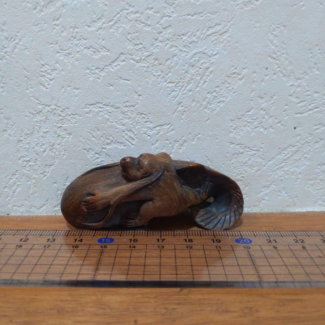 時代提物 縁起物根付 木彫 在銘【大鯰を押さえつける猿】長約7.2cm 重29ｇ