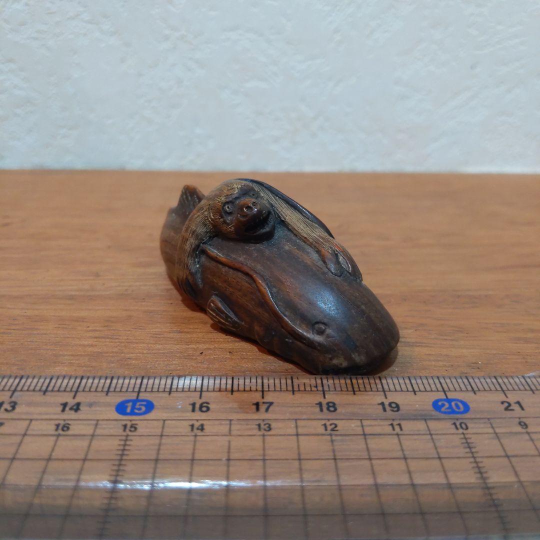 時代提物 縁起物根付 木彫 在銘【大鯰を押さえつける猿】長約7.2cm 重29ｇ