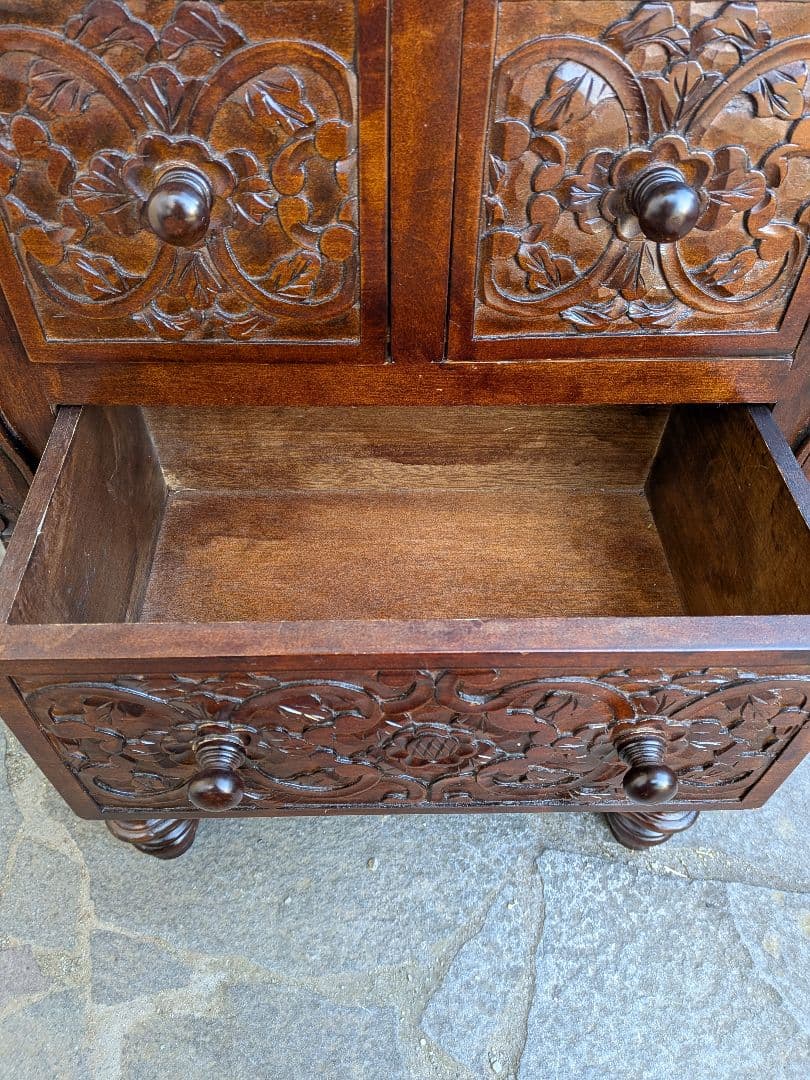 古い木製彫刻入りチェスト 6引き出し