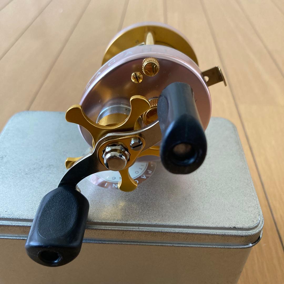 PAGAN ベイトリール ゴールド/ピンク 五十鈴工業　メガバス　P300L