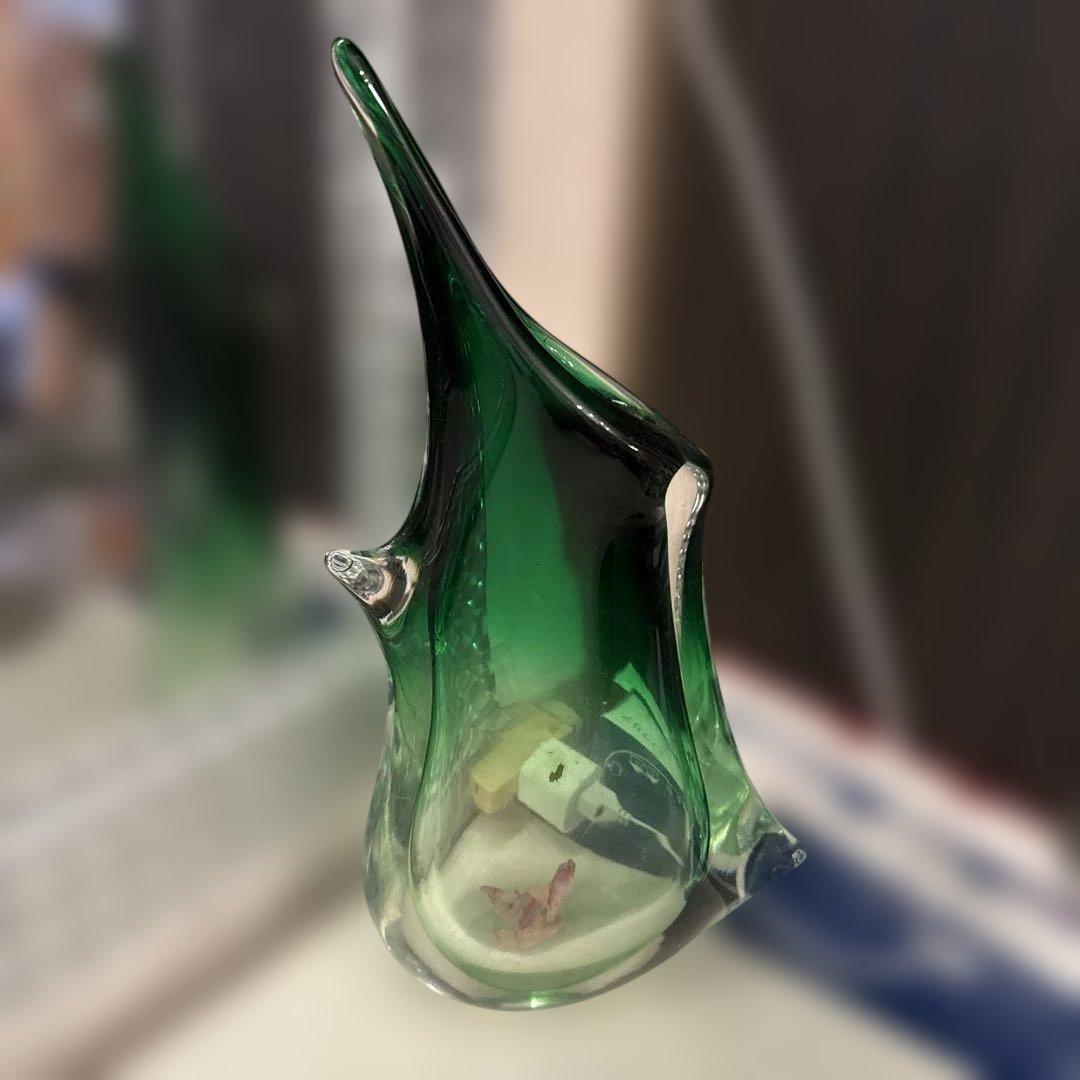 グリーンブラック流線型ガラス装飾品