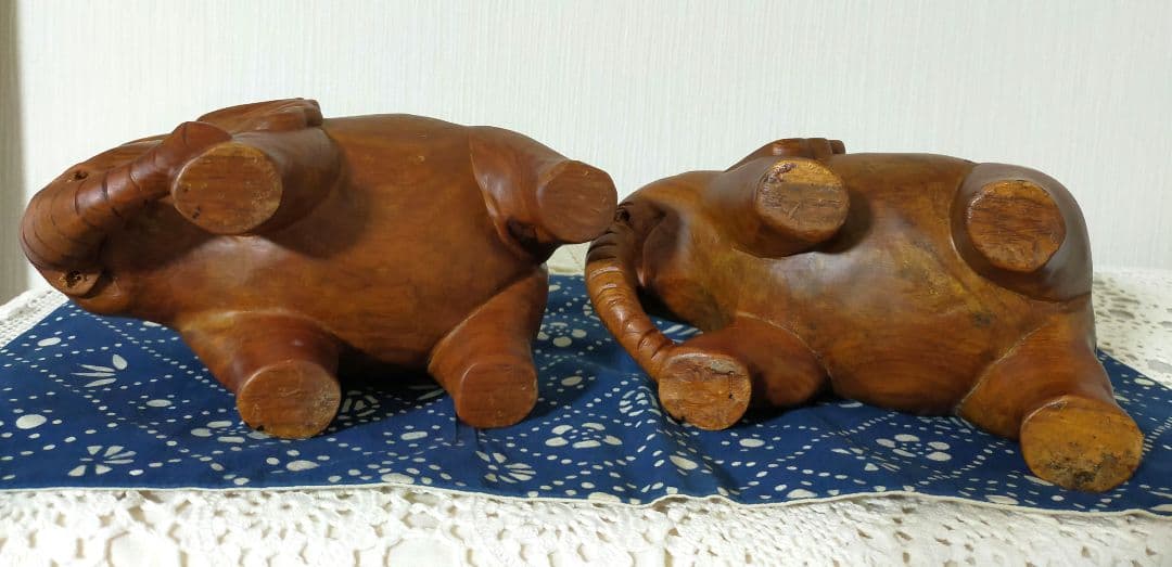 ✨セール中✨2頭の可愛い象さん　木彫り　吉祥と知恵の象徴　1.1キロ　縁起置物