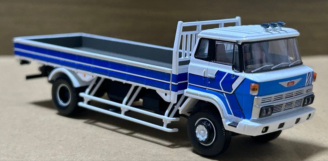 トミカリミテッドヴィンテージネオ 日野 KB324型トラック 特別塗装色